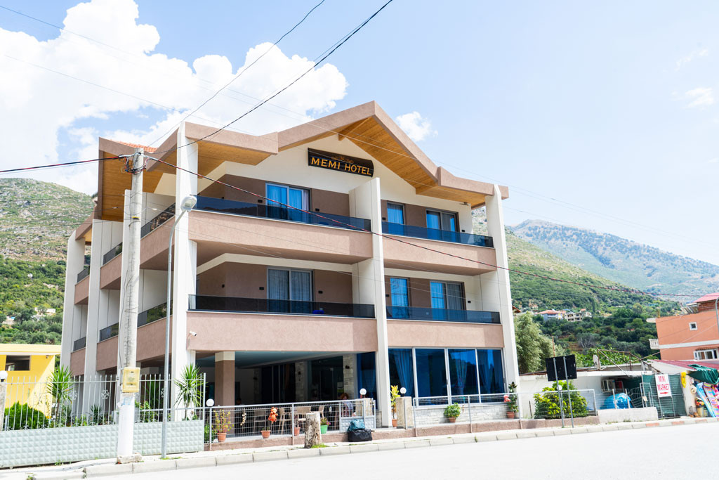 Bar Memi ndodhet në krye të fshatit Borsh dhe shërben shpesh si staction pushimi për linjat e udhëtarve të cilët lëvizin ne jugun e Shqipërisë…